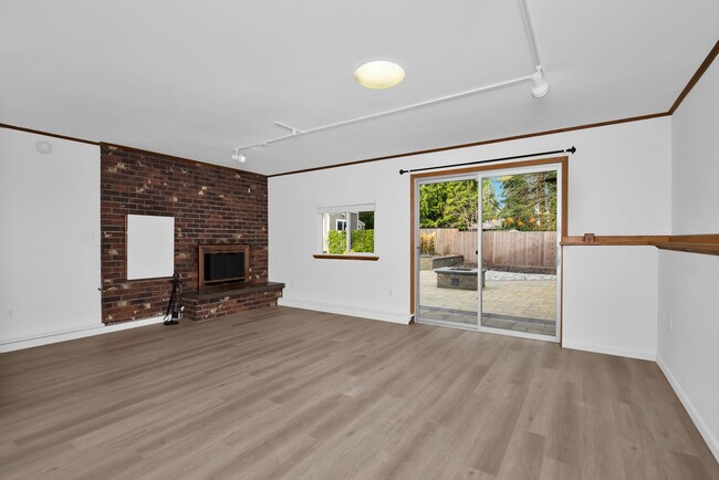 Building Photo - South Rose Hill 4 Bedroom with Entertainme...