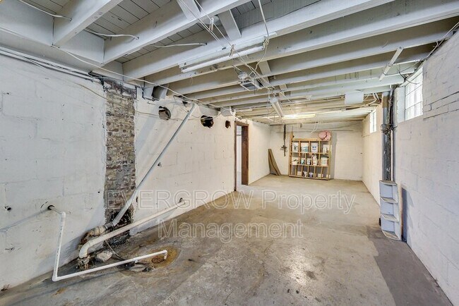 Building Photo - 3470 N Kenwood Ave