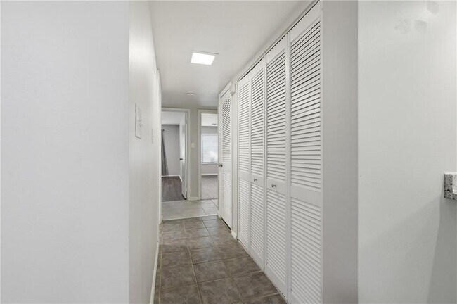 Building Photo - 2183 Surrey Ct