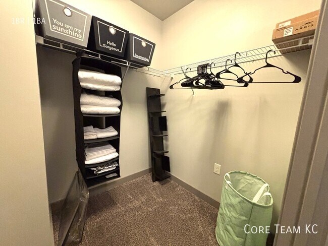 Building Photo - 306 E 12th St