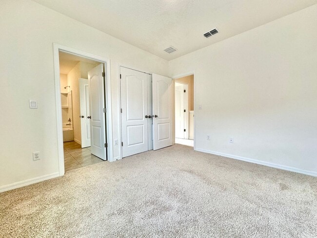 Building Photo - Fresh, modern & convenient 3Bedrooms/2.5Baths home in Daytona Beach!