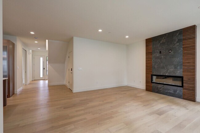 Building Photo - Brand-New 3bd + Office, 2.5ba Home Available in Perfect Kirkland Location!