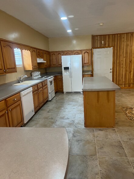 Building Photo - 19659 Young St