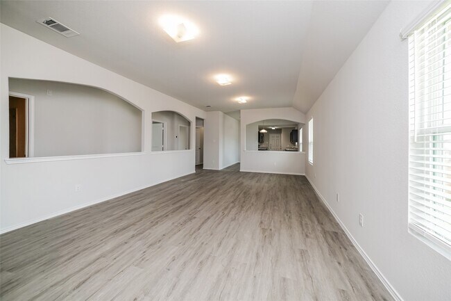 Building Photo - 206 Pronghorn Dr