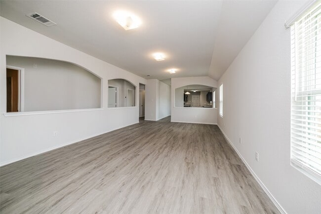 Building Photo - 208 Fallow Deer Dr