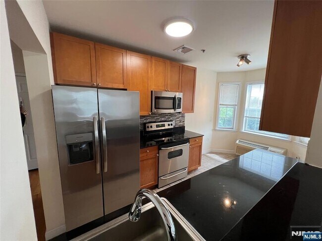 Building Photo - 333 Willow St