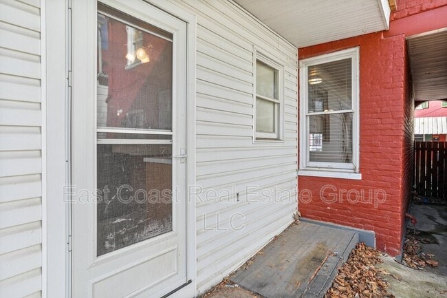Building Photo - 118 S Locust St