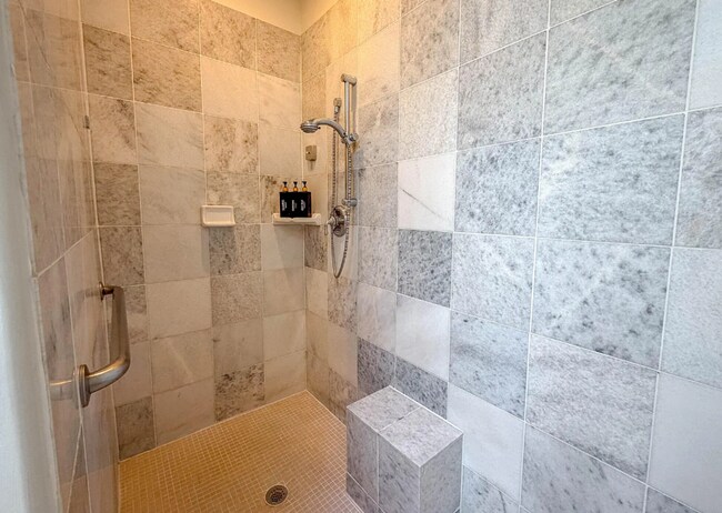 Building Photo - 2 Bedroom Townhouse in a Resort Style Community! All Utilities Included!