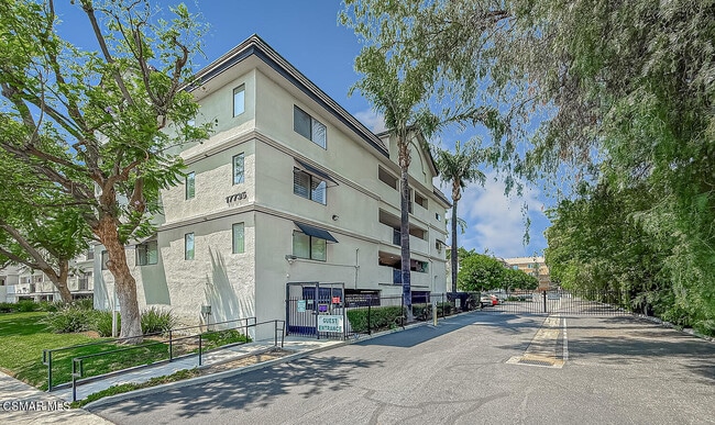 Building Photo - 17735 Kinzie St