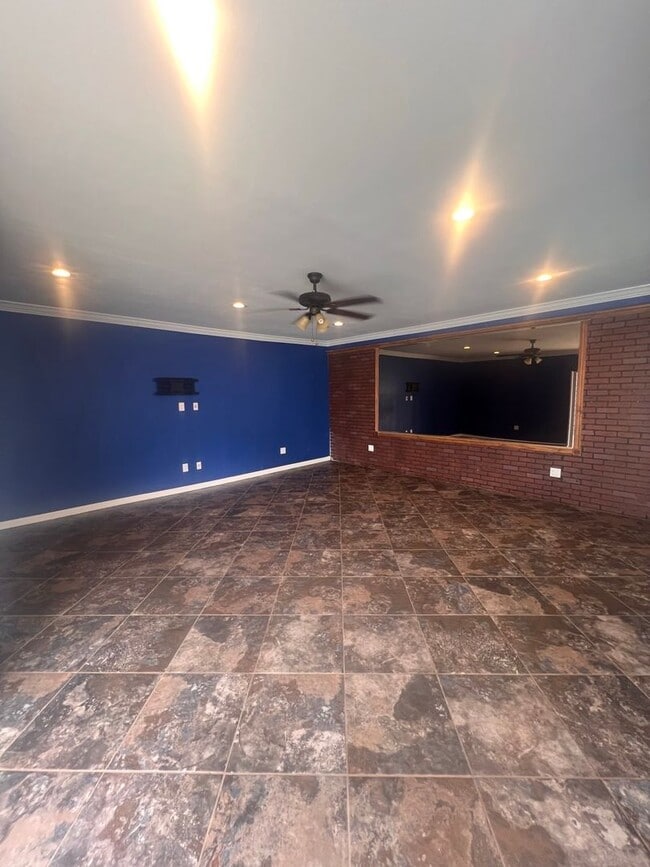 Building Photo - Beautiful 3 Bed / 2 Bath Home with Detached Bonus Space