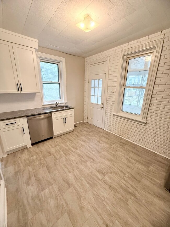 Building Photo - Charming & Spacious Historic 5-Bedroom Home for Rent in Carlisle, PA