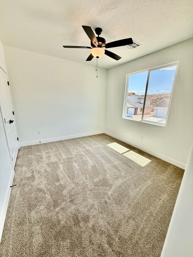 Building Photo - BRAND NEW Three Bedroom Townhome in Desert...