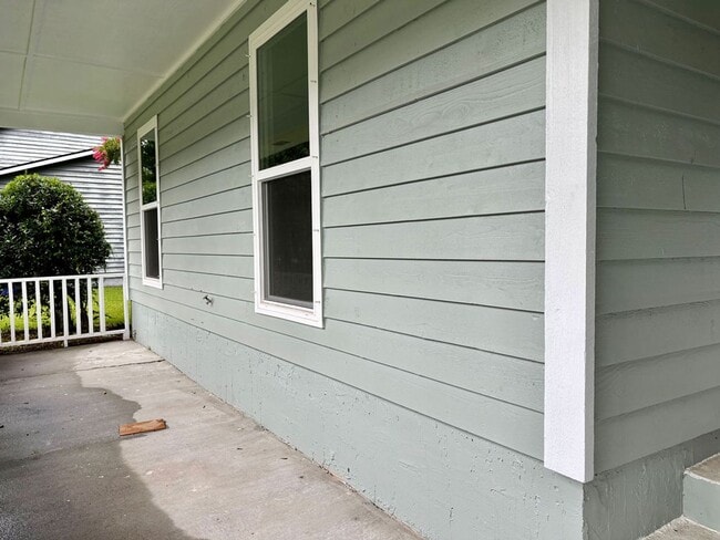 Building Photo - Available August 18th. REMODELED 3 BR/2 BA...