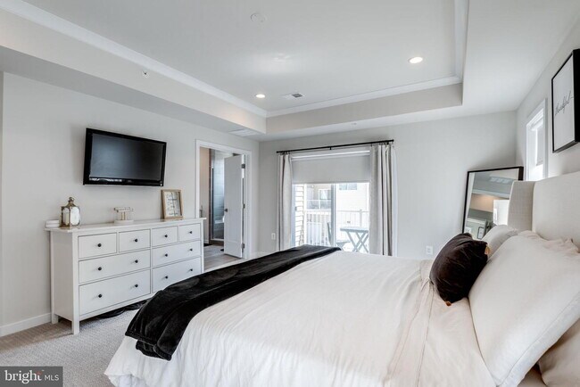 Building Photo - MOVE-IN READY TOWNHOUSE-STYLE CONDO IN ASHBURN