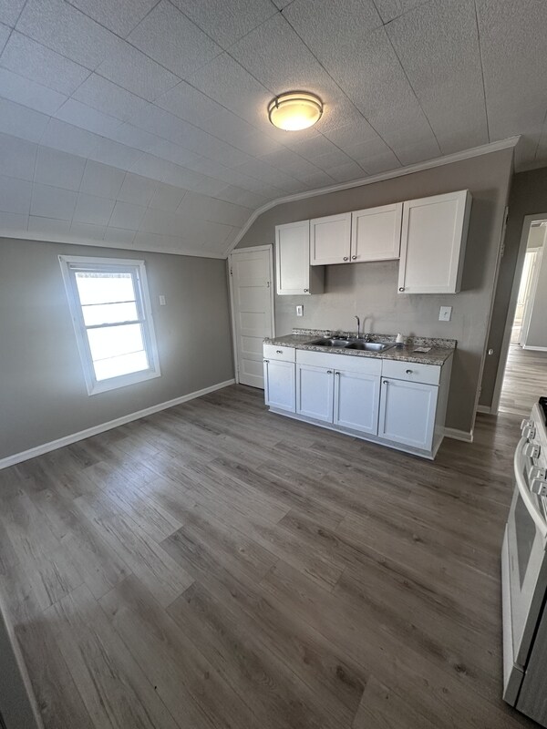Building Photo - 7100 Lawn Ave
