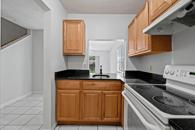 Building Photo - 408 N Cypress Dr