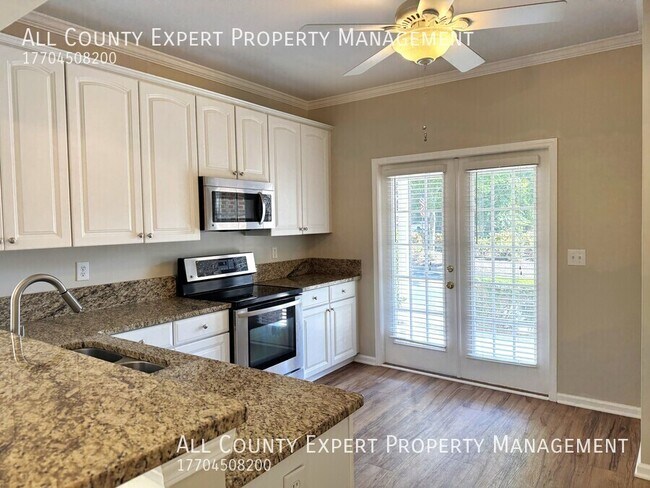Building Photo - 2075 Pine Tree Dr