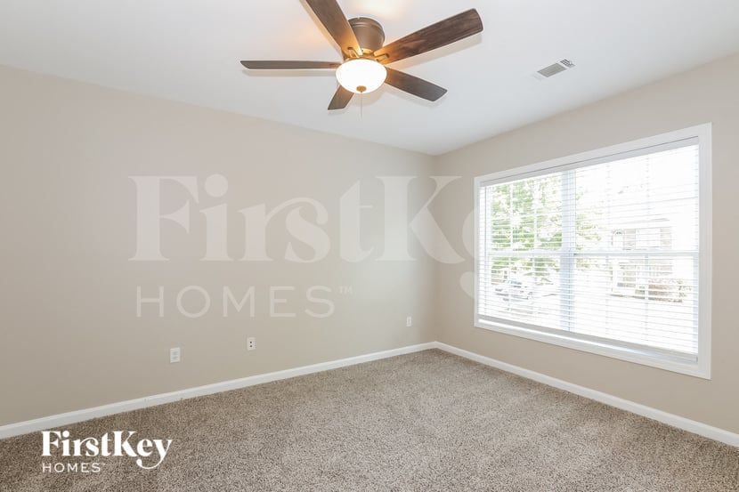 Building Photo - 1530 Hedington Cir SE
