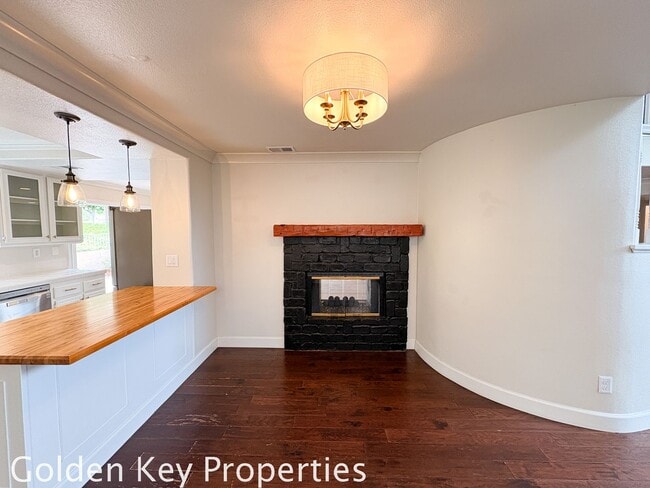 Building Photo - Welcome home to this spacious 4-bedroom, 3-bath home located in the Rancho Del Oro Community!