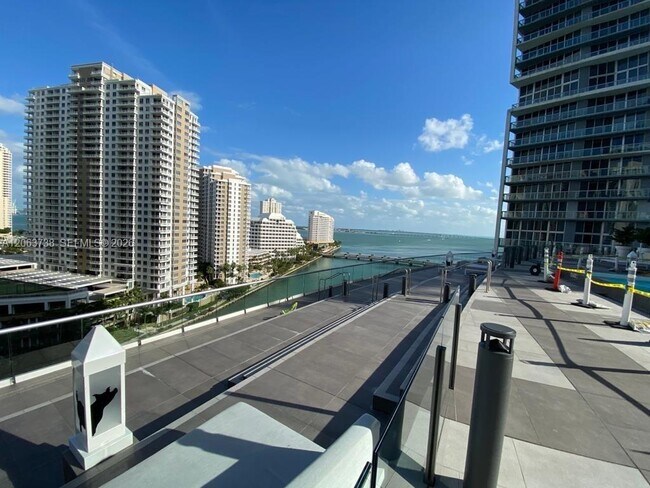 Building Photo - 495 Brickell Ave