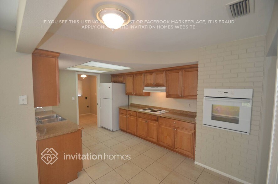 Building Photo - 2642 Oakbrook Dr