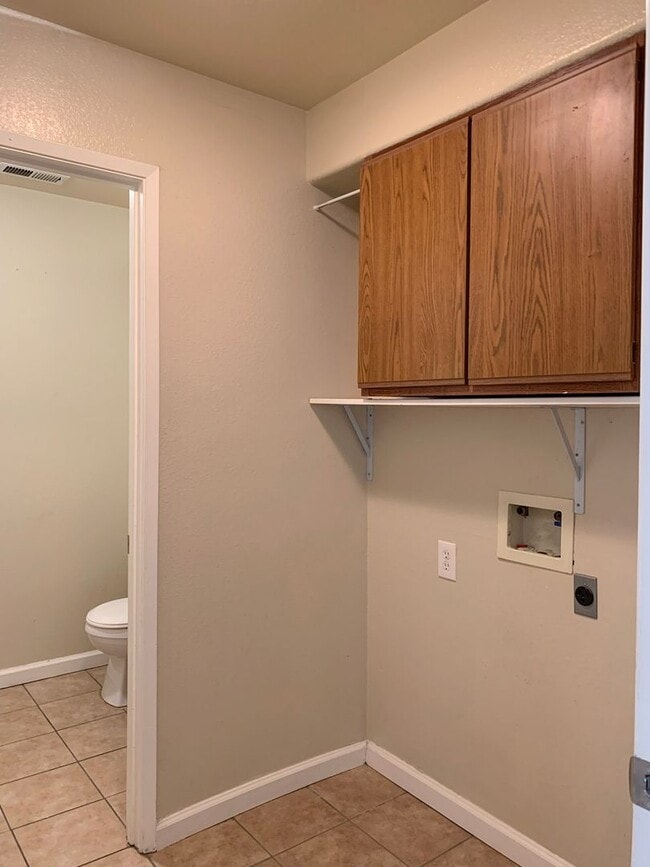 Building Photo - 4 Bedroom Home in Hollister