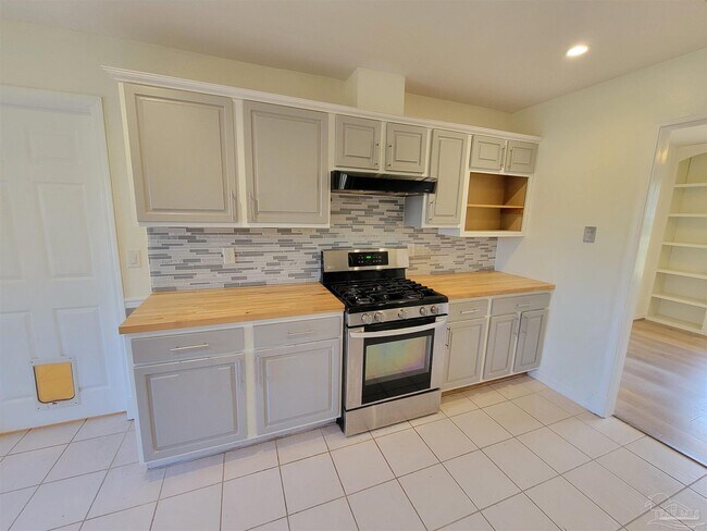Building Photo - 1306 Pine Hill Cir