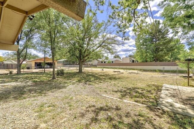Building Photo - 3 bedroom,1.5 bath with 1 car garage close to schools, hospital and shopping!