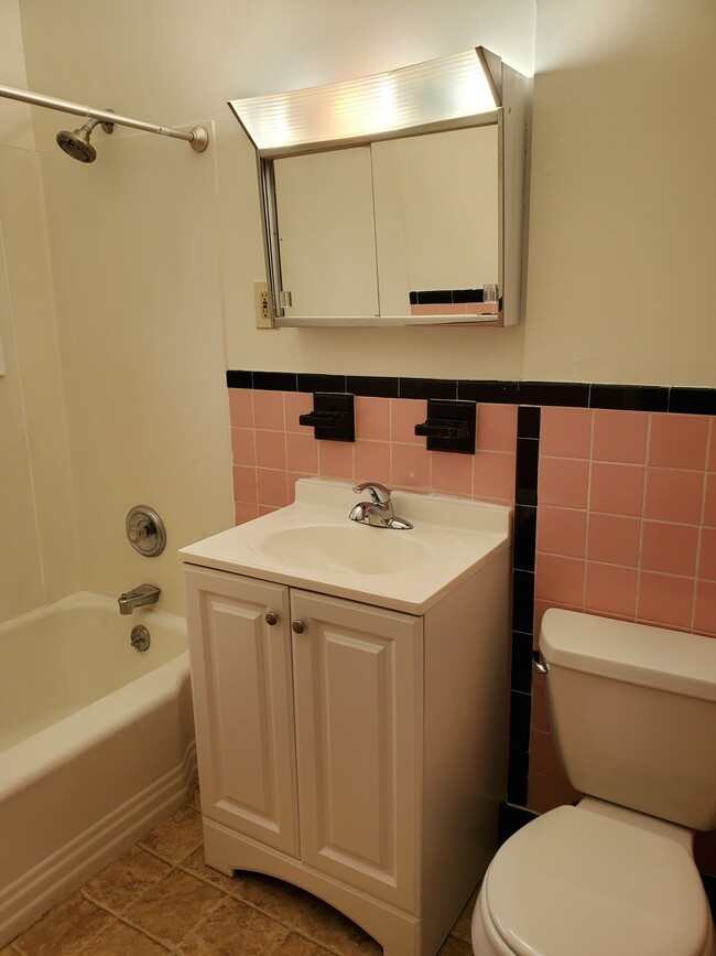 Building Photo - 50 Country Club Rd