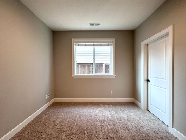 Building Photo - Stunning Modern 5 Bed 3 Bath Home in North...