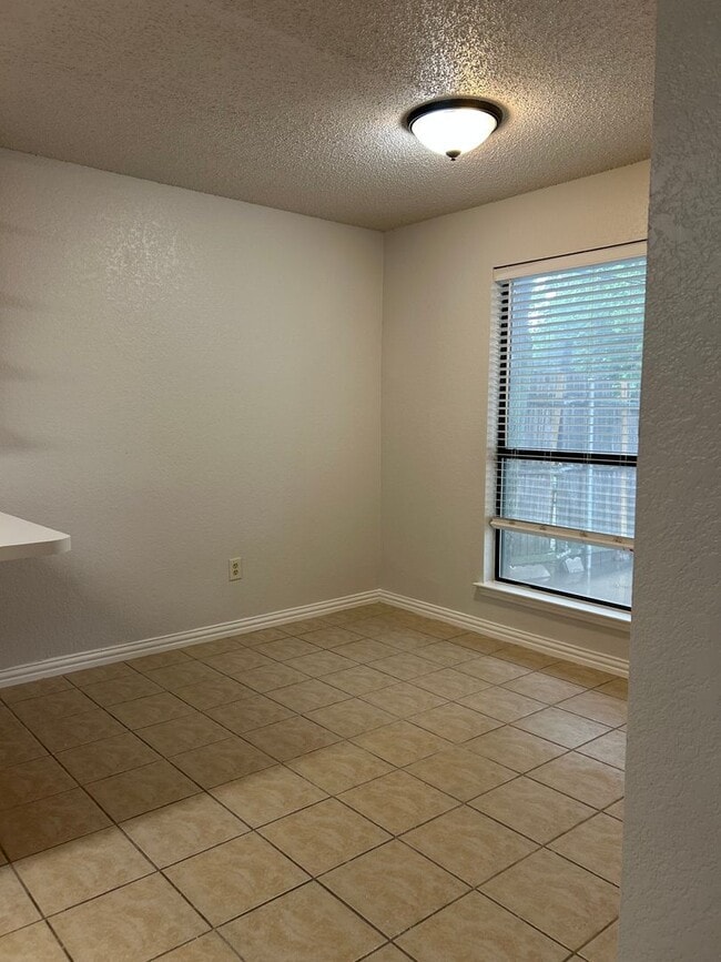 Building Photo - Beautiful 3 Bedroom, 2.5 Bathroom Townhome...
