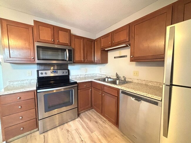 Building Photo - Available now. Water included! Great 2BR/1.5 BA Townhouse in Central James Island!