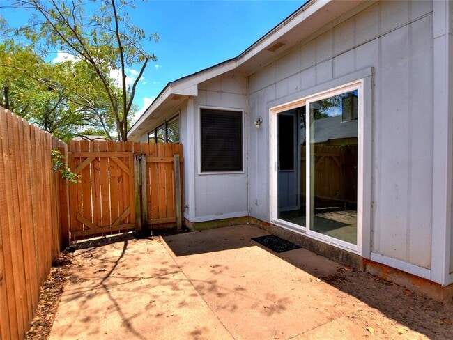 Building Photo - 813 Primrose Ln