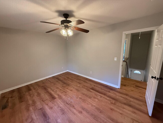 Building Photo - 1327 Valley Creek Ln