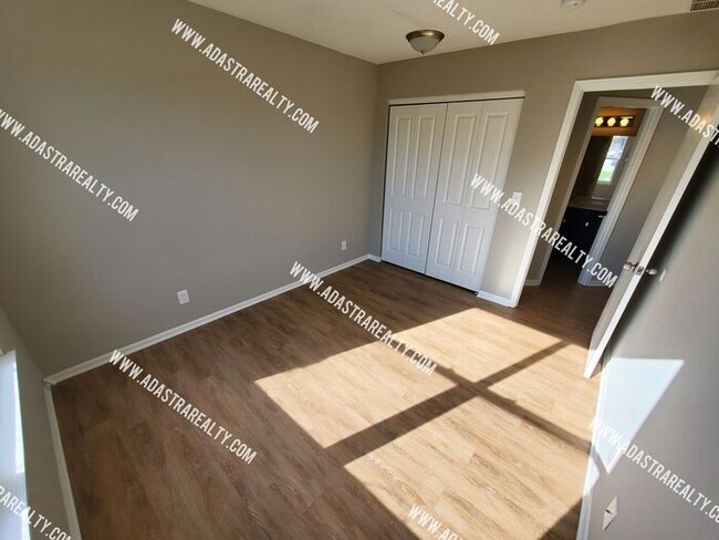 Building Photo - Gorgeous Remodeled Duplex in Baldwin City-...