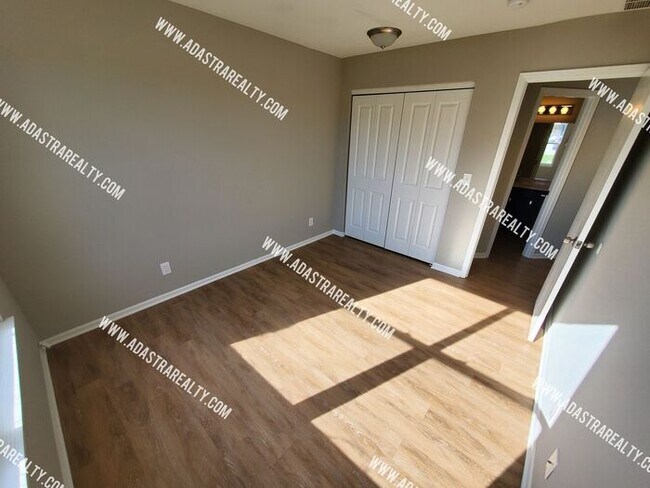 Building Photo - Gorgeous Remodeled Duplex in Baldwin City-AVAILABLE in MARCH!!