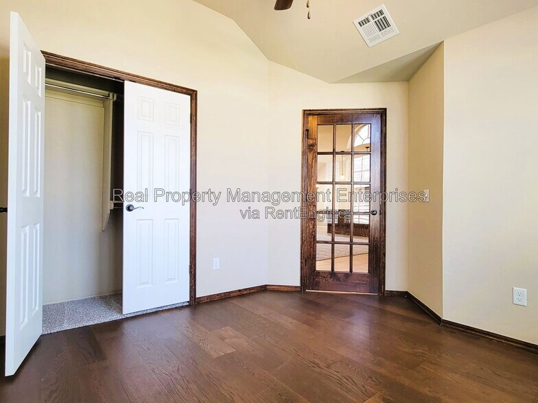 Building Photo - 4500 Oasis Ct