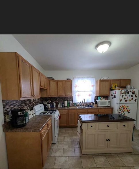 Building Photo - 229 Holland St