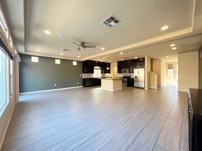 Building Photo - Beautiful 2 story single house