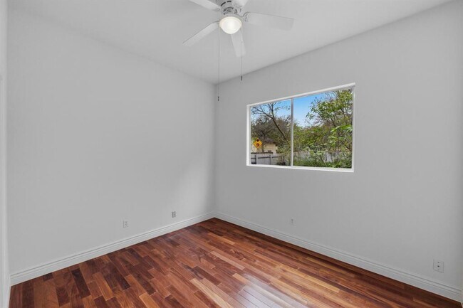 Building Photo - 9312 Roxanna Dr