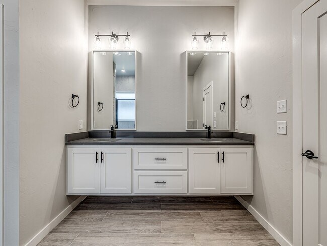 Building Photo - Newer Beautiful home in East Edmond + 4 Be...
