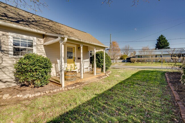 Building Photo - Charming 2 Bedroom 2 Bath Home In The Heart Of Downtown Mebane With Massive Fenced In Yard!!