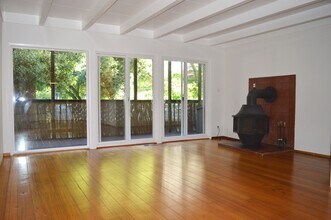 Building Photo - 2 Bedroom Unit with Treehouse Views