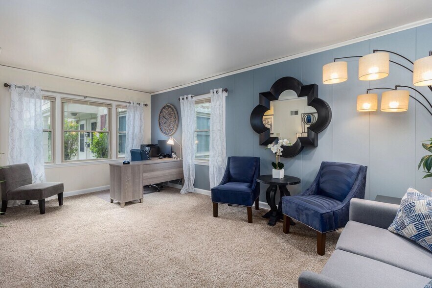 Primary Photo - 100 E Chateau Pl