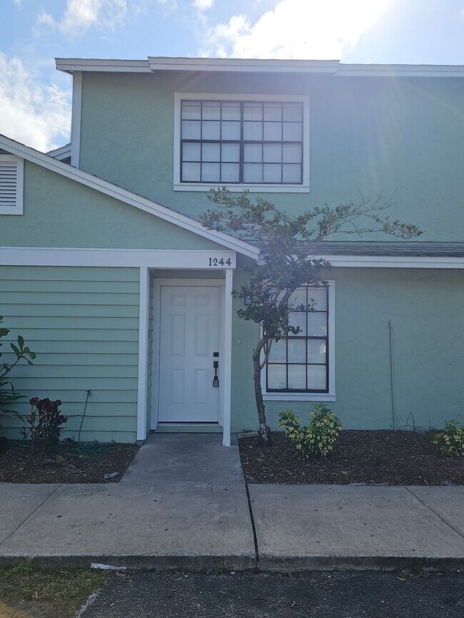 Building Photo - 1236 Dovehill Dr
