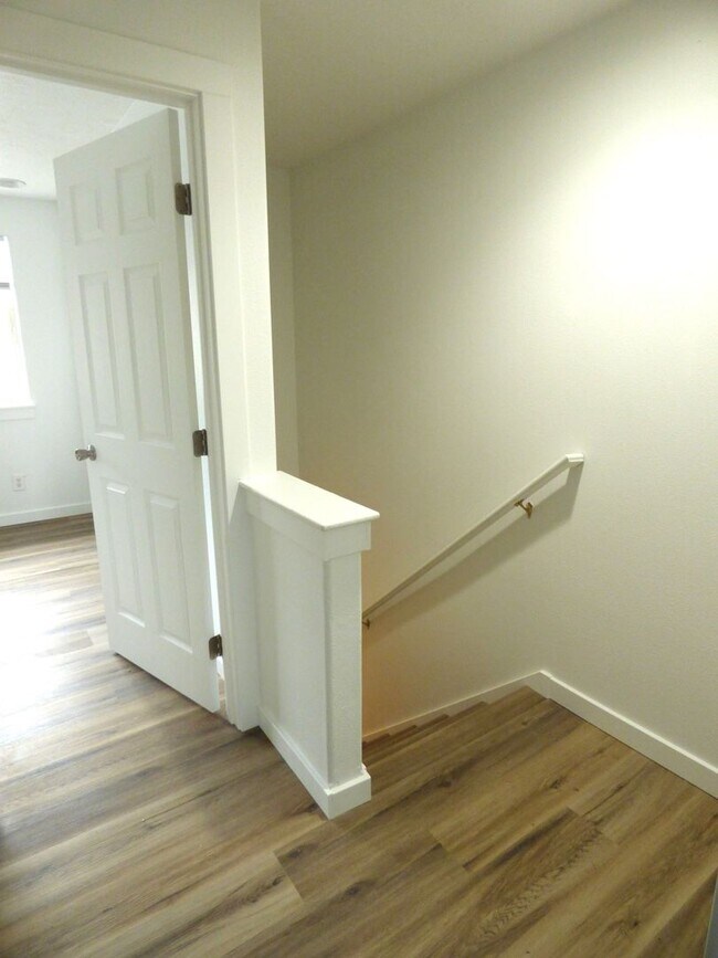 Building Photo - 3 bed 2 bath Duplex