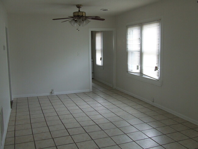 Building Photo - 2 BR Home walk to NHHS