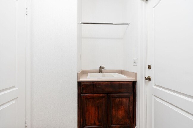 Building Photo - Gorgeous 3 bd. & 2 bath Home with a pool i...