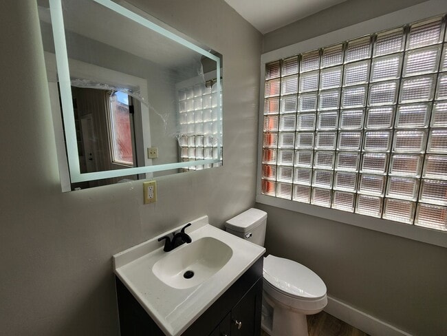 Building Photo - House W/ 2 Individual Units !