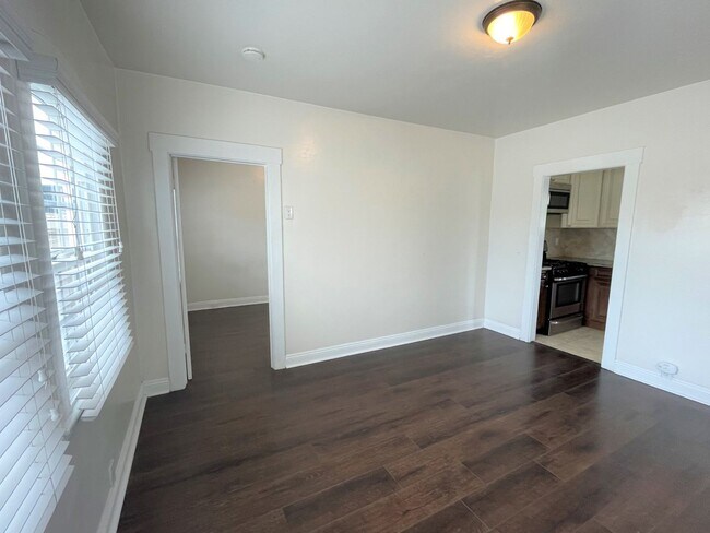 Building Photo - Charming Second Floor Apartment Home